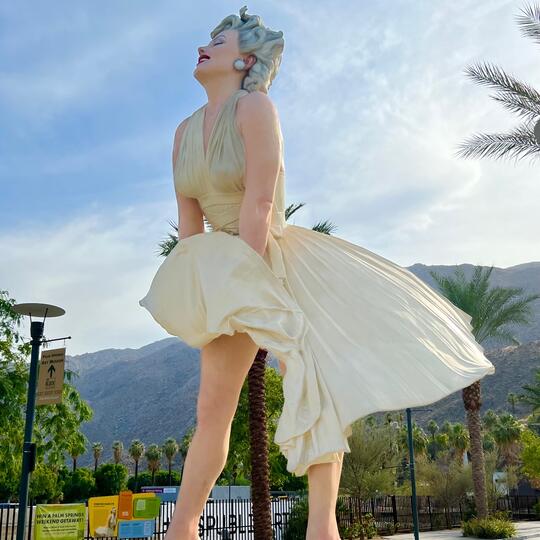 The Forever Marilyn a giant statue of Marilyn Monroe designed by Seward  Johnson in front of the Palm Springs Art Museum. - Palm Springs,  California, U Stock Photo - Alamy